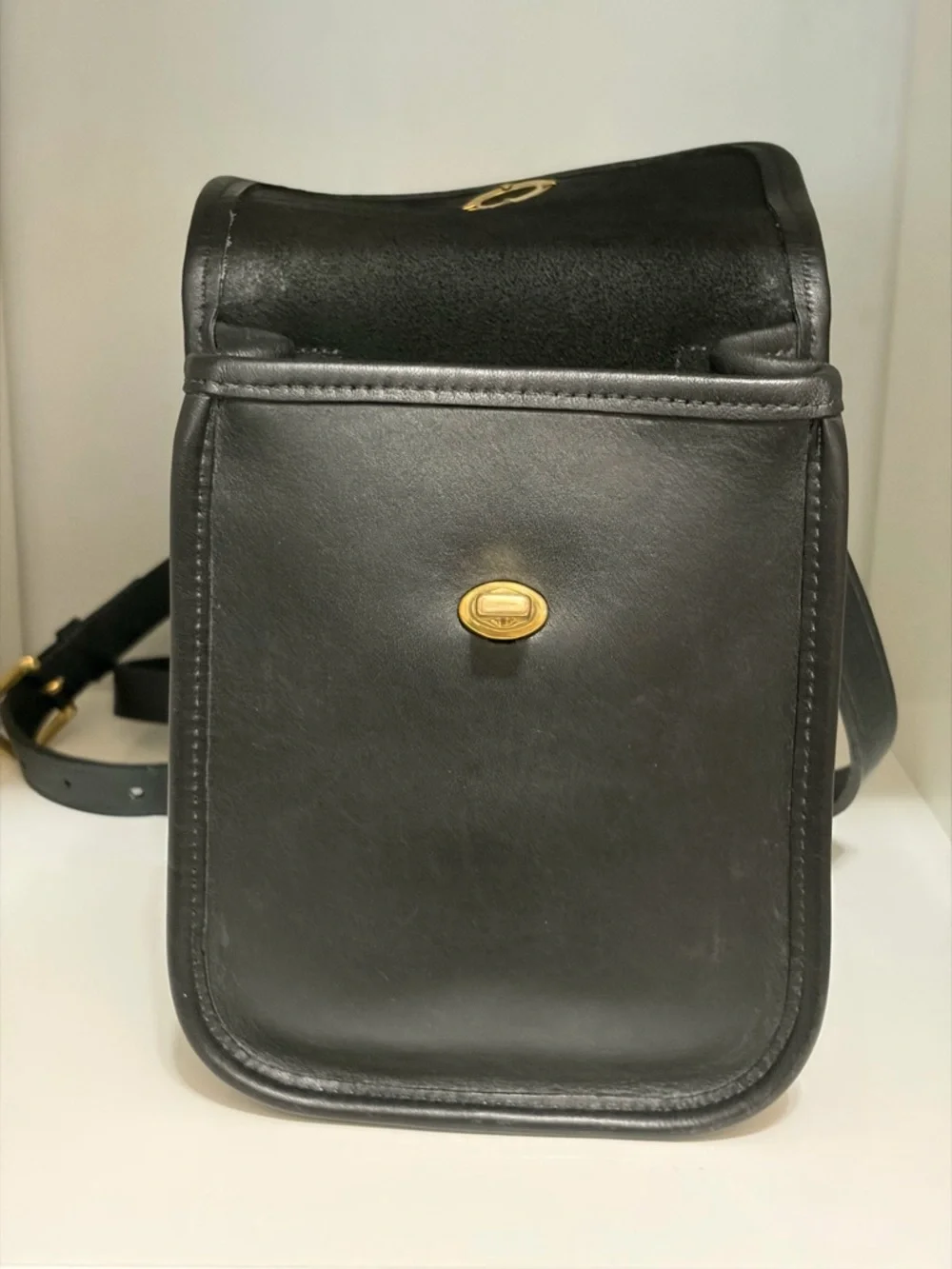 Pristine Vintage Coach Small Sidepack (#9978) Black Leather with Brass Turnlock - Picture 7 of 13